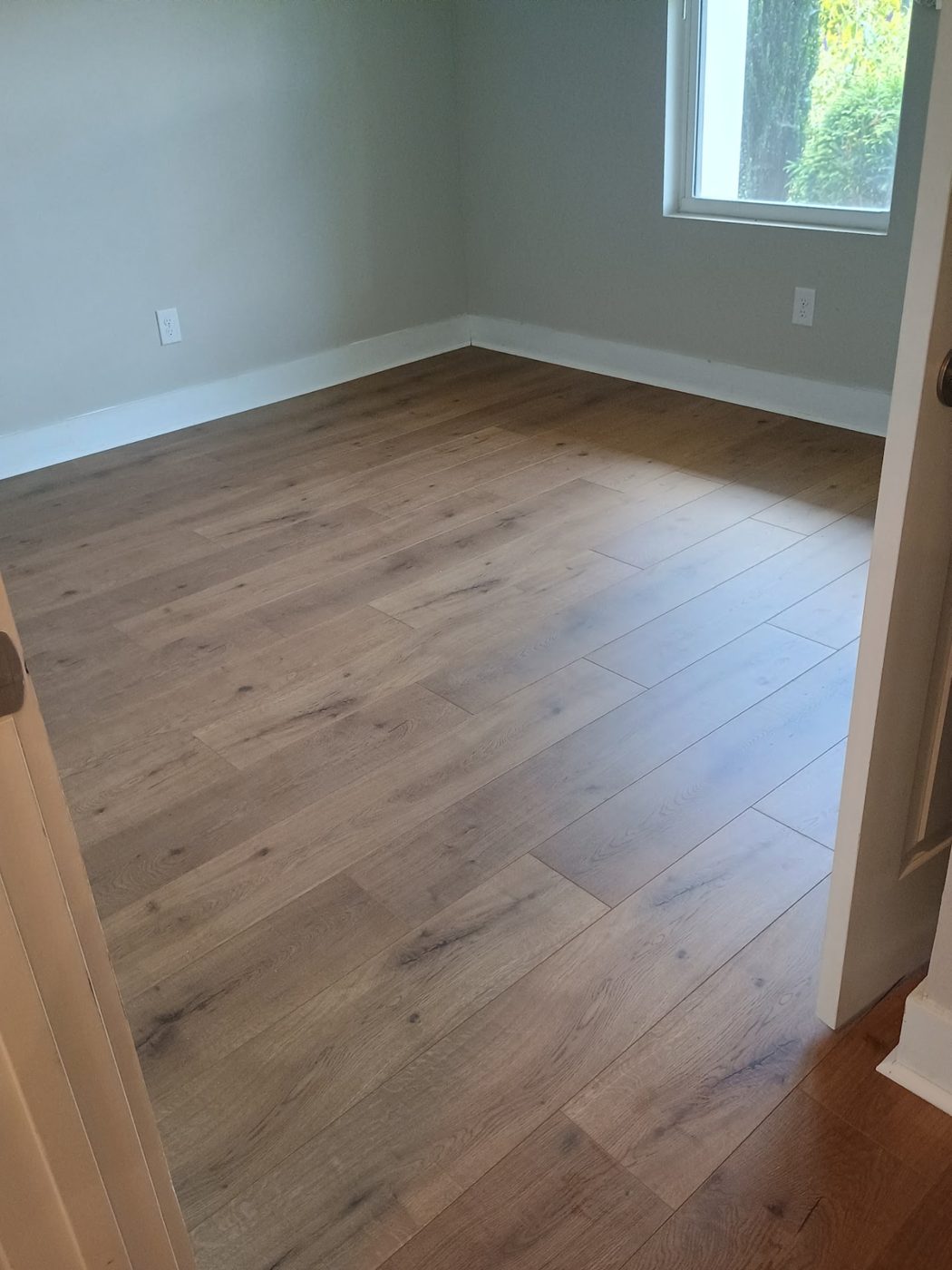 Bedroom with weathered grey oak-look plank flooring