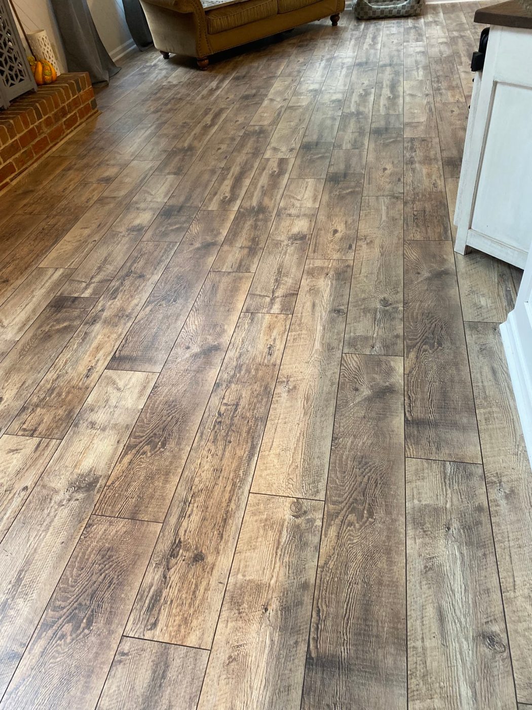 Living room and kitchen with reclaimed oak-look plank flooring